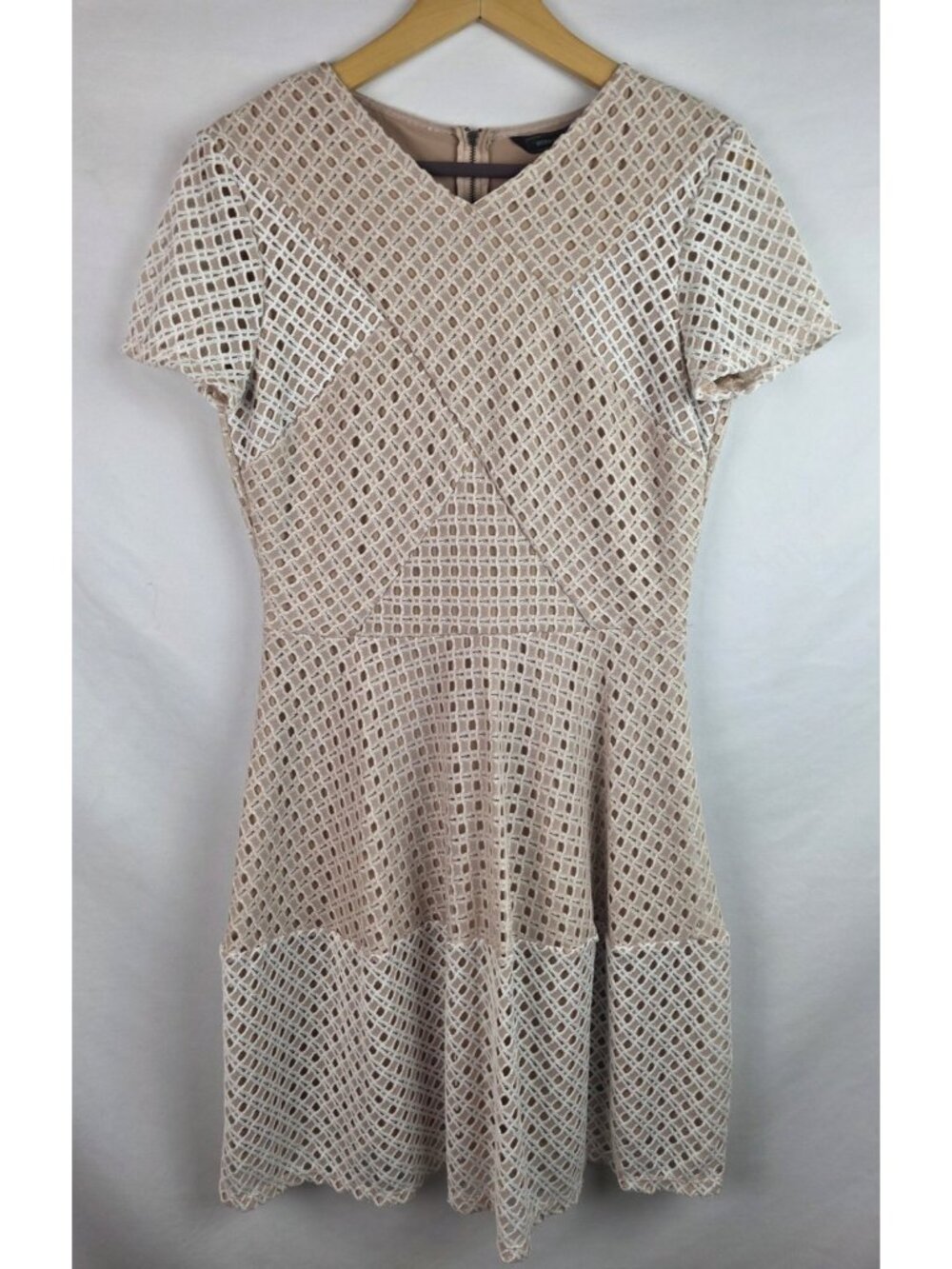BCBG Maxazria Women's Dress Size Medium Beige Elyze Eyelet Lace Short Sleeve